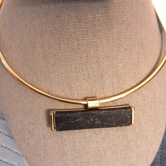 Hoop Necklace Goldtone Faux Onyx Marble Pearl Tips - Picture 1 of 3